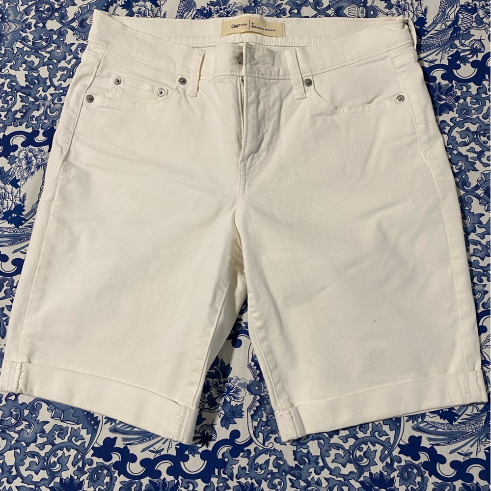Gap brand womens white rolled cuff burmuda shorts